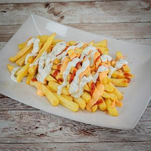 Pomfrit sa burger sos-om i tzatzikijem