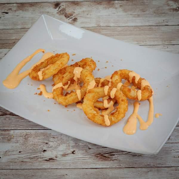 Onion rings sa čedarom